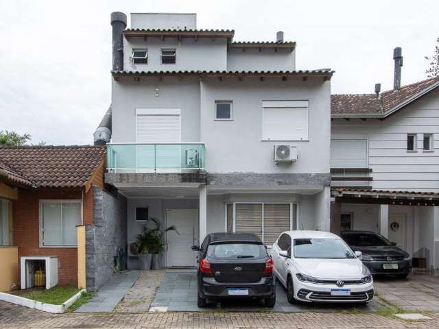 Excelente casa em condomínio fechado, composta por três pavimentos.&lt;BR&gt;Possui quatro suítes, sendo duas com sacada com linda vista panorâmica, espaço home office, amplo living de estar e jantar,