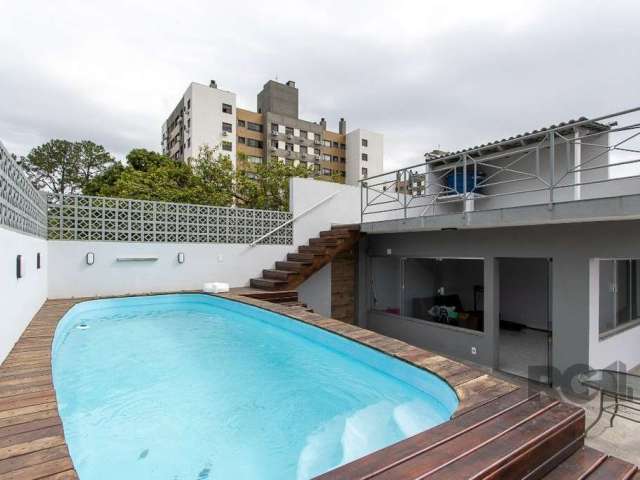 Esta casa é uma ótima opção para quem busca espaço, conforto e uma localização privilegiada.&lt;BR&gt;Os três dormitórios são bem distribuídos, sendo que a suíte térrea é ótima e os outros dois &lt;BR