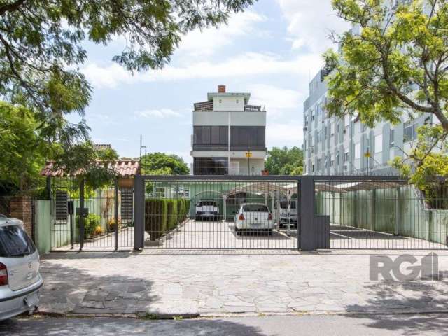 Cobertura à venda localizada na Rua Chico Pedro, no bairro Camaquã em Porto Alegre. &lt;BR&gt;Possui, living, um dormitório, cozinha planejada, banheiro social, terraço com churrasqueira, banheiro aux