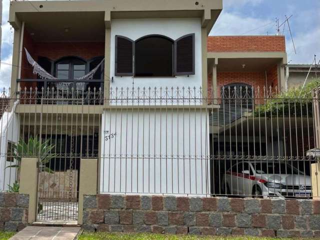 Ótima casa, construída com materiais de alta qualidade,  quarto com sacada, porcelanato na sala, cozinha e demais peças, lindo piso em parquet, garagem, situada num dos melhores locais da Restinga.&lt