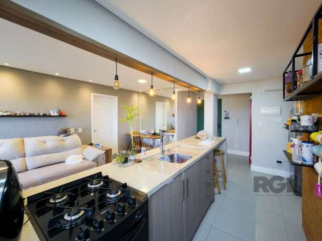 Apartamento totalmente reformado com 81,50m², 2 dormitórios, living para 02 ambientes, lavabo, cozinha americana com churrasqueira, área de serviço integrada, banho social, dependência de empregada, p