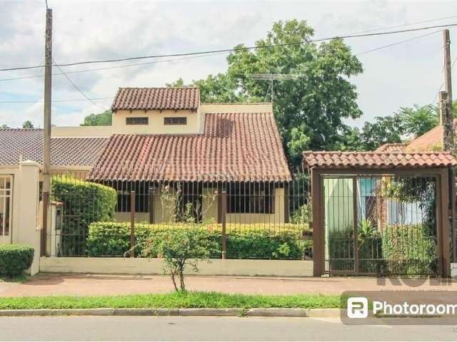 Ótima Casa excelente localização situada no bairro Vila Nova na Avenida Rodrigues Da Fonseca. O Imóvel têm um terreno de (388m²) totais e (189 m²) construídos. A casa possui 3 pavimentos tendo seus cô