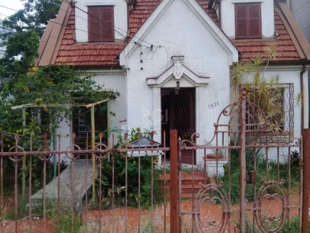 Ótima casa para futuro comércio ou até mesmo para morar com 4 dormitórios, 2 banheiros, garagem para 2 carros. Terreno amplo e arborizado. &lt;BR&gt;Excelente localização, próxima a supermercado, farm