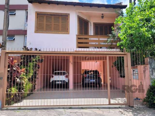 Ampla casa com 03 quartos, 03 banheiros, escritório, lavanderia, churrasqueira, depósito e terreno amplo.    &lt;BR&gt;Além disso, inclui um apartamento de um dormitório com entrada independente. &lt;