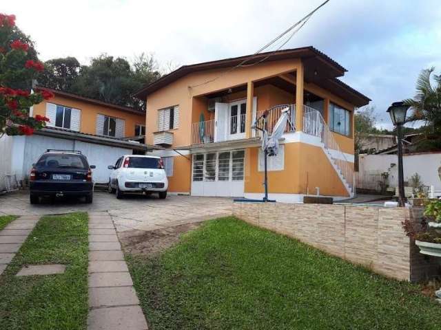 Casa com 4 Dormitórios, 2 churrasqueiras, Quiosque, 4 banheiros, 2 suítes, 4 salas, jardim de inverno, 1 cozinha, Piscina, local excelente para investimento, a cinco minutos do Hipermercado  Big Zona 