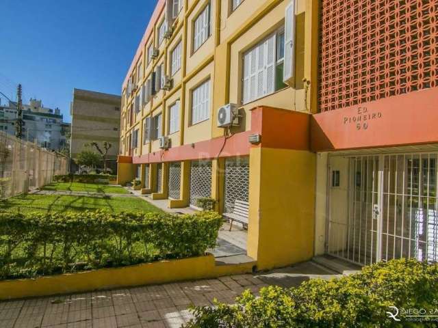 Apartamento de 2 dormitórios, living para 2 ambientes, cozinha, área de serviço.&lt;BR&gt;Ótima localização, próximo ao Forum Central, Shopping Praia de Belas, Orla do Guaiba, e a 5 minutos do Centro 