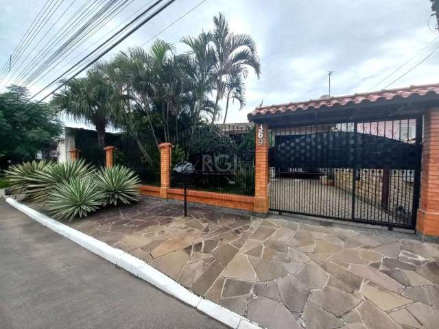 Ótima casa térrea  com dois Quartos, Possibilidade de uma suíte, Sala ,Cozinha, Banheiro com box vidro, Sala de Estar com Lareira, Varanda em frente, Edícula nos fundos Estilo Campeiro ,Dois Pergolado