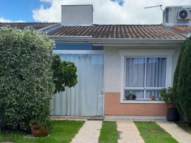 Ótima casa no Cond. Veneto,  semi mobiliada de 2 dormitórios. Living para 2 ambientes, cozinha com moveis planejados e banheiro social, podendo ser convertido pra suíte. Lavanderia fechada com vidro. 