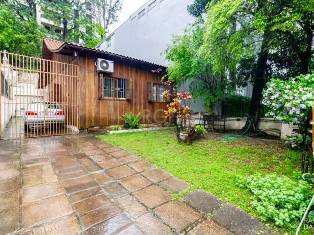 Porto Alegre - Casa Padrão - Mont Serrat&lt;BR&gt;Casa mista, excelente terreno medindo 10,20 de frente e 33,00, com 02 dormitórios, sala dois ambientes, cozinha, 02 banheiros, pátio na frente, nos fu