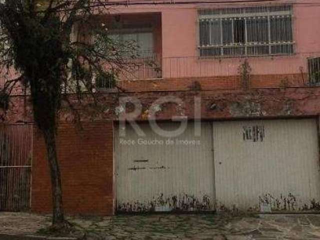 Ótima casa com localização perfeita no bairro Partenon com 3 dormitórios, sendo 1 suíte, living dois ambientes, 2 cozinhas com sendo uma com espaço gourmet, lavanderia, 3 banheiros sendo um lavabo e d