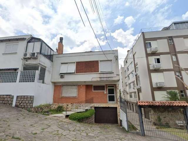 Excelente apartamento térreo com 04 dormitórios, sendo 1 suíte, localizado no bairro Petrópolis. Apartamento distribuído em 121,41 m2 , 2 banheiros, depósito, dependência, área de serviço, ampla sala,