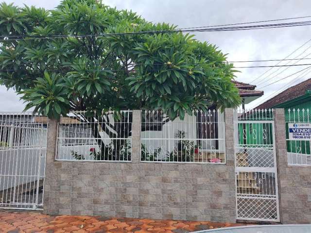 LINDO terreno medindo 300m² com 02 casas e vagas de garagem!&lt;BR&gt;Primeira casa conta com 02 dormitórios, sala de estar, sala de jantar, cozinha separada, banheiro e opção para um terceiro dormitó