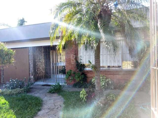 Linda casa zonanorte de Porto Alegre, sendo a casa da frente composta de três (03) dormitórios, cozinha, um (01) banheiro, área de serviço, sacada e salas de estar e jantar, sendo a sala de estar cont