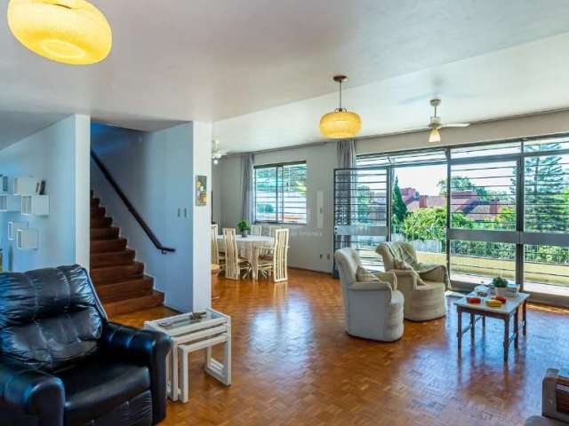 Vende no bairro Santa Tereza, casa com piscina com mais de 500metros quadrados, 5 dormitórios, suite, lareia e churrasqueira. Amplo patio com terraço e piscina.