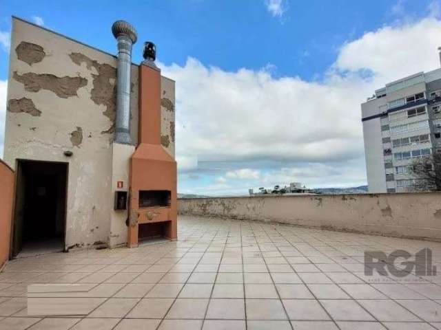 Vende-se apartamento desocupado, 2 dormitórios, com 1 suíte, 2 vagas individuais, living amplo, com sacada e churrasqueira, banheiro social, copa e cozinha, área de serviço independente, elevador. Por