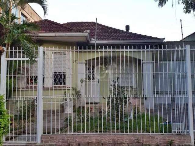 Excelente casa térrea de 3 dormitórios, 1 suíte, 3 banheiros, totalmente reformada, salão de festas com churrasqueira e fogão campeiro, 2 salas, lareira, estacionamento para 4 carros, localização priv