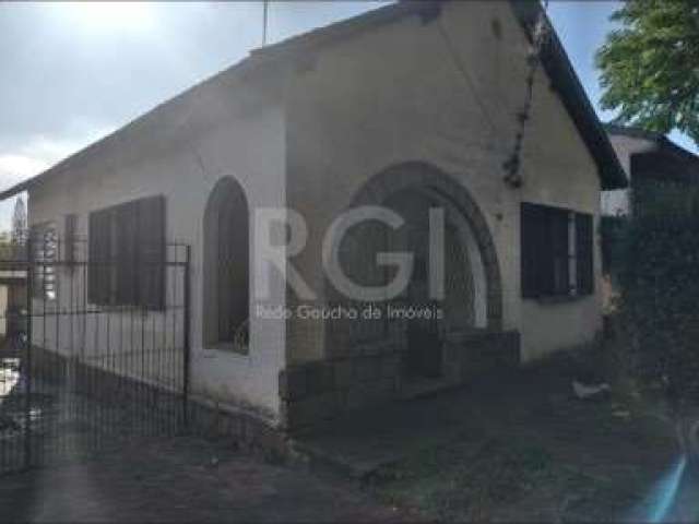 Casa com 3 dormitórios, cozinha, área de serviço, sala de estar e jantar, banheiro social,  banheiro auxiliar, área gramada a frente e fundos, espaço com churrasqueira, 2 vagas cobertas, espaço para a