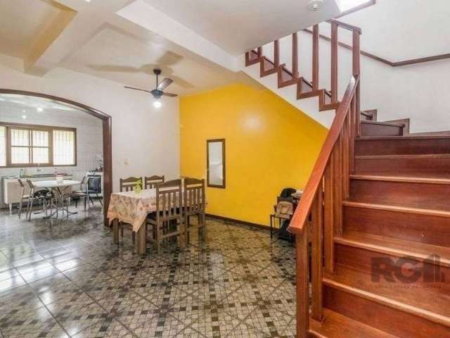 Ótima casa de 3 dormitórios com amplo living ambiente, sala de estar, cozinha/copa, banheiro social, sacada, churrasqueira, pátio na frente e vaga coberta para carro.&lt;BR&gt;Possui cômodos arejados 