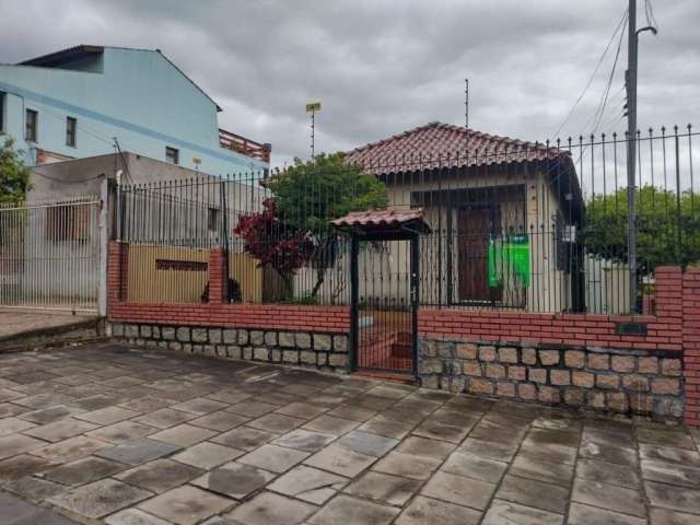 ótima casa  conta com 2 dormitórios, 2 salas de estar, copa e cozinha, banheiro, área de serviço separada da casa, churrasqueira coberta lavanderia grande.Imóvel bem localizado terreno com 220 m² no b