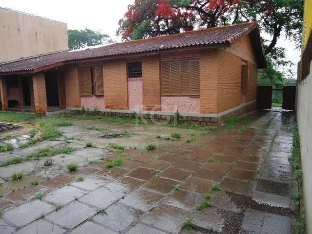 Casa localizada no bairro Rubem Berta, com 300m². Imóvel dispõe de 04 dormitórios sendo um com suíte, sala de estar/jantar, cozinha, 02 banheiros, área de serviço com dependência de empregada, lareira