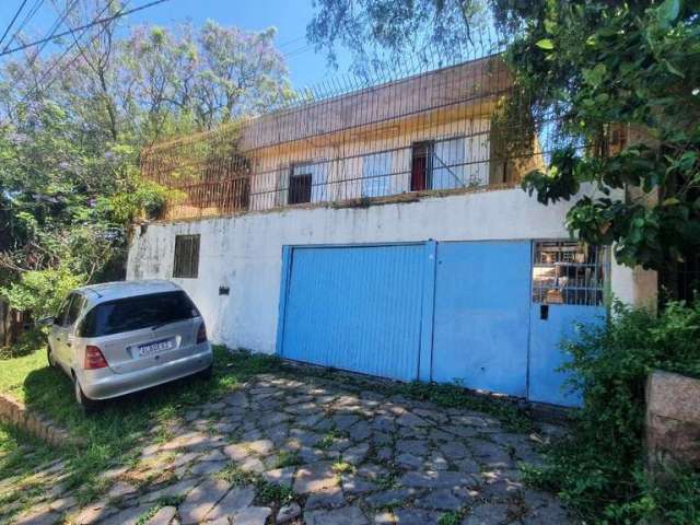 Casa enorme (Financia!) no alto do bairro Santa Tereza, 5 dormitórios sendo 1 suíte, living amplo, 3 banheiros sociais, copa cozinha, área de serviço, lavanderia, parte da frente com terraço, 4 vagas 