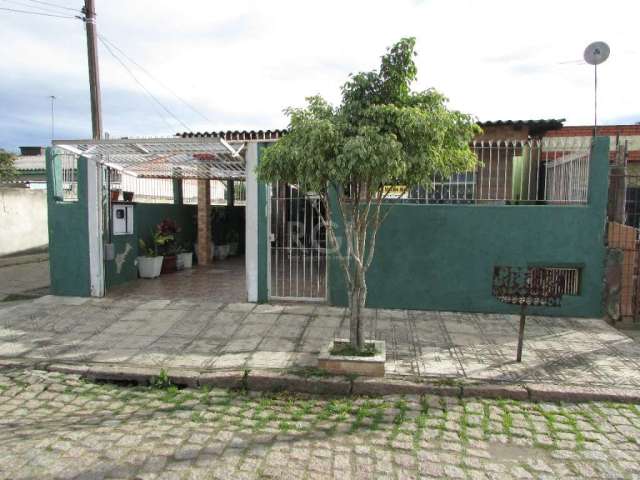 Casa de 3 dormitórios, cozinha americana, sala, banheiro, quiosque no fundo da casa com churrasqueira, um banheiro e pátio de frente e fundos.&lt;BR&gt;Possui uma peça fechada e garagem para dois carr