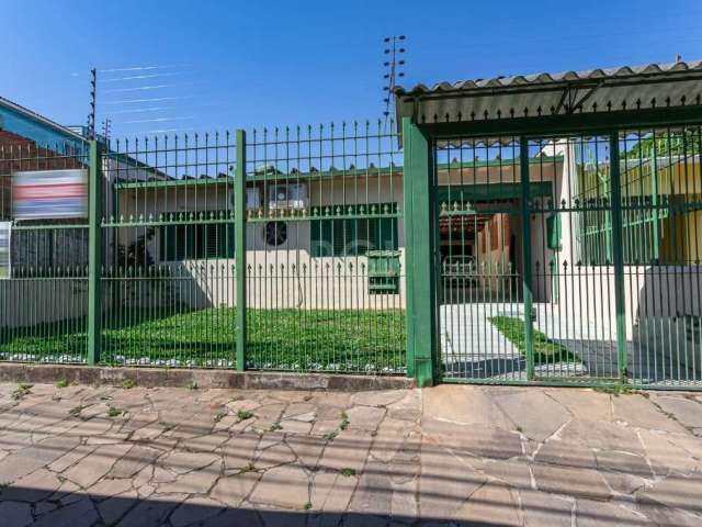 Casa térrea com 3 dormitórios Parque Santa Fé, com 1 suíte, sala de estar, sala de jantar, banheiro social, cozinha, pátio, piscina, garagem coberta para 5 carros e 1 descoberta. Nos fundos com uma ed