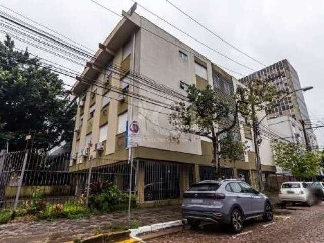 Ótimo apartamento no bairro Praia de Belas, térreo, fundos, desocupado, com 52m² privativos, de 2 dormitórios, pátio privativo e vaga coberta. Possui sala ampla, 2 dormitórios, banheiro com box de vid