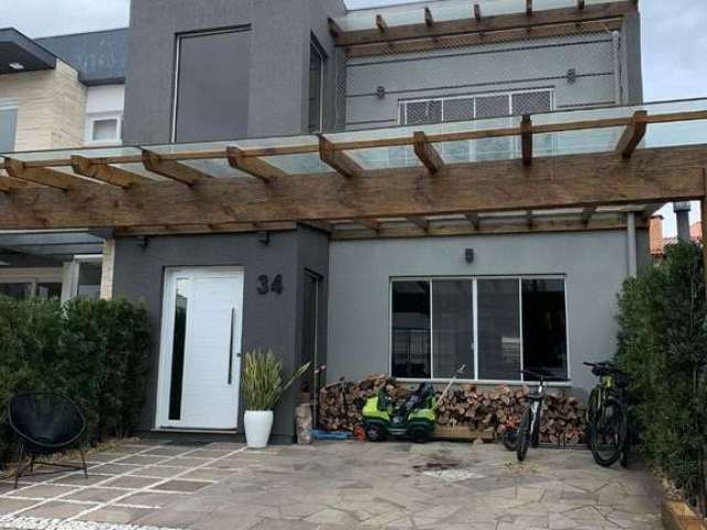 Excelente casa em condomínio de 3 dormitórios, sendo um suíte máster com closet, demais dormitórios com moveis sob medida, escritório, lareira, amplo living integrado com cozinha americana, churrasque