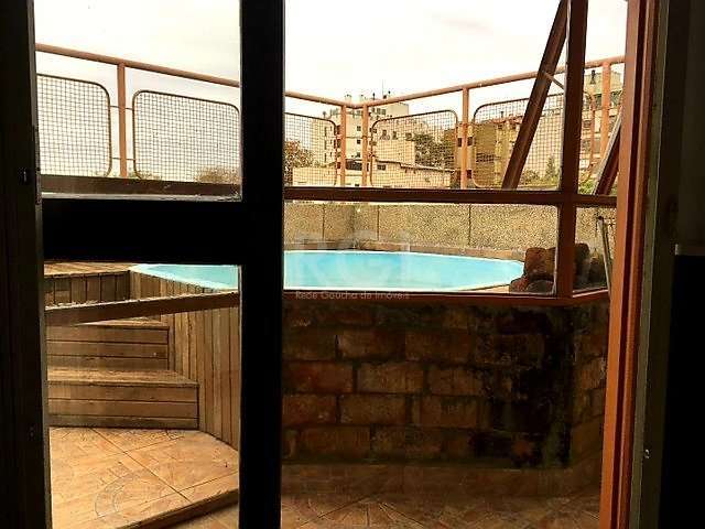 Cobertura Triplex  Semi mobiliada com móveis 3 andares, 2 garagens, 2 quartos e piscina banheira na suite, closet espelhado na suite madeira de lei em todo apartamento lareira na cobertura 4 banheiros