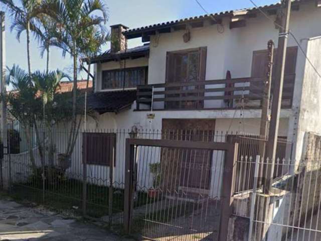 Casa 3 dormitórios, banheiro social, cozinha (mobiliada) e área de serviço separados, amplo living com acabamento em gesso no teto, sacada com churrasqueira, fica armário em quarto de solteiro, todos 