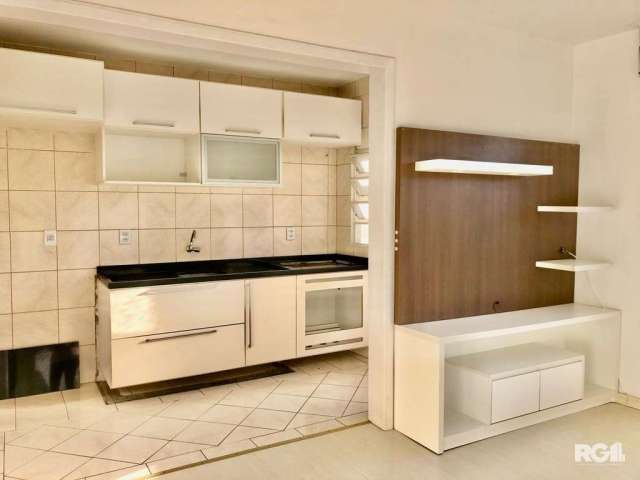 Apartamento com 2 dormitórios, living para 2 ambientes, cozinha, área de serviço. Condomínio com salão de festas, playground e churrasqueira. &lt;BR&gt;Excelente localização, próximo da Av. Wenceslau 