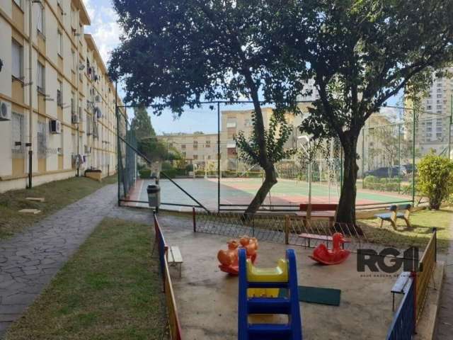 Ótimo apartamento no Passo D'areia, com 47m² privativos, reformado, de 2 dormitórios. Possui sala ampla, 2 dormitórios, banheiro com box de vidro e ventilação natural, cozinha e área de serviço separa