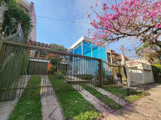 Vende-se casa ampla, modernizada, living amplo com lareira, 3 quartos/dormitórios com suíte, banho social, anexo com salão de festas com churrasqueira, área de serviço separada, dependência de emprega