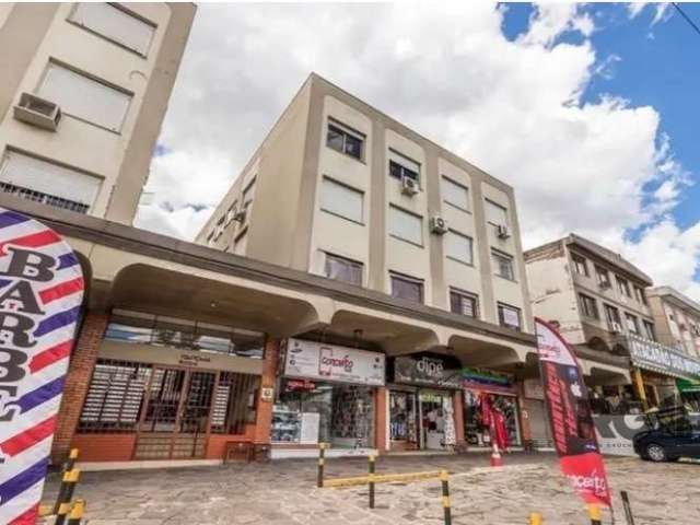 Ótimo apartamento no bairro Alto Petrópolis, lateral, com 68m² privativos, de 2 dormitórios e vaga. Possui sala ampla, 2 dormitórios (sendo o de casal com closet), banheiro com box de vidro, cozinha e