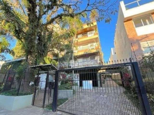 Ótima e ampla cobertura duplex no bairro Tristeza, desocupada, com 176m² privativos, de 2 dormitórios e vaga. Possui no andar inferior: sala ampla com lareira, 2 dormitórios, banheiro social, lavabo, 