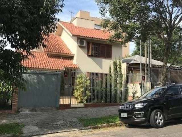 Ótimo sobrado no Partenon, de 2 pavimentos, em terreno com 280m², de 3 dormitórios. Possui no andar térreo: sala de estar com lareira, sala de jantar com churrasqueira, banheiro social, copa cozinha m