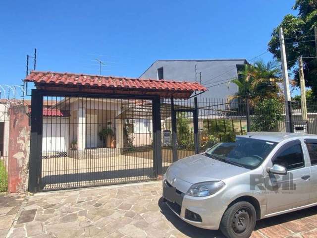 Casa em excelente localização , 3 dormitórios, dois banheiros, piscina, pátio, lavanderia, copa cozinha, 2 salas, área coberta com vaga para 2 automóveis. Terreno medindo 36 x 11. Observação não aceit