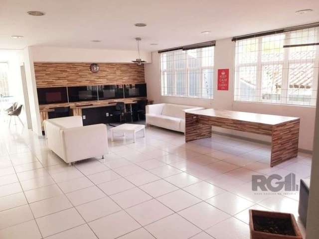 Casa comercial/residencial com 502m² privativos na melhor região do Bairro Teresópolis. São 3 andares.&lt;BR&gt;Térreo: hall de entrada, gabinete, amplo living e sala de jantar, quatro dormitórios (um