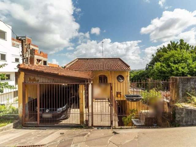 Casa à venda no bairro Camaquã, zona sul de Porto Alegre,  O imóvel possui 2 pavimentos: no nível da rua, há uma sala, lavabo e um dormitório com sacada. &lt;BR&gt;No andar inferior, encontra-se uma s