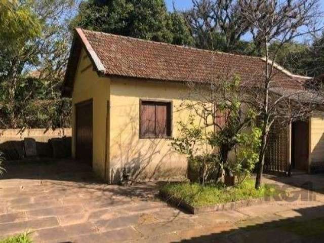 Casa com amplo terreno em ótima localização de Belém Novo na Zona Sul de Porto Alegre.