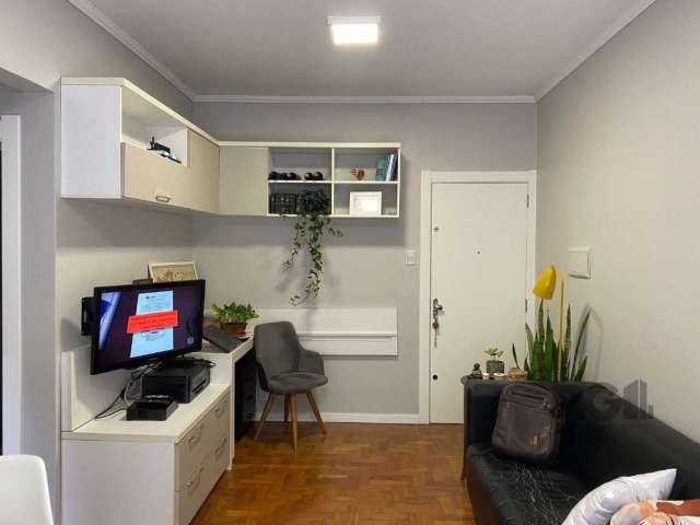 Studio/JK reformado com móveis sob medida, amplo living e dormitório, banheiro e cozinha planejada. Imóvel mobiliado, guarda-roupa, ar condicionado, sofá, móveis do banheiro, máquina de lavar, geladei