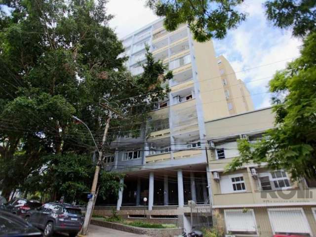 Encantador apartamento de 140 m² privativos, completamente reformado, perfeito para quem busca espaço e elegância. A sala ampla integra-se a um charmoso escritório com sacada, além de oferecer dois do