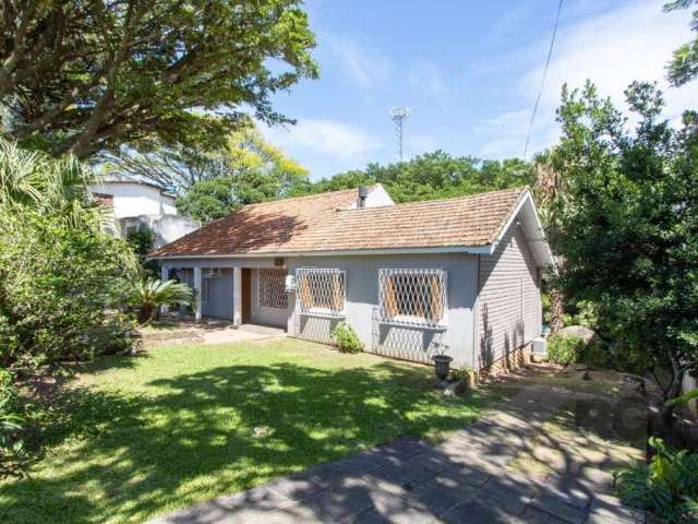 Casa excelente em  Construção sólida, com materiais de 1a. qualidade, estruturas e esquadrias em madeiras nobres(pinho, cedro mará, Itaúba e angelim).  São 1.328m2 de terreno (30,2 x 44), sua área pri