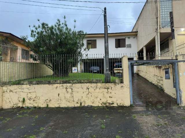 VENDE CASA COM 3 DOMITÓRIOS, SENDO 1 SUITE, SALA, COZINHA, BANHEIRO SOCIAL, LAVANDERIA, PISO PORCELANATO, PÁTIO NA FRENTE E NOS FUNDOS ,DEPOSITO, GAS CENTRAL, JUNKER, GARAGEM COBERTA PARA 2 CARROS. &l