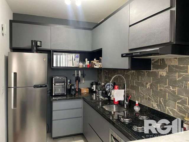 Apartamento de 2 dormitórios, totalmente mobiliado, em ótima localização, fácil acesso à PUC, excelente posição solar, banheiro com ventilação natural, perfeito para moradia ou investimento.