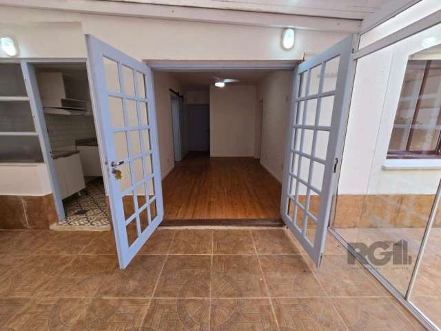 Excelente apartamento Garden à venda  no bairro Auxiliadora com 2 dormitórios. Apartamento Garden todo reformado contendo  2 dormitórios, living, banheiro, vaga. Ótima localização próximo ao Hospital 