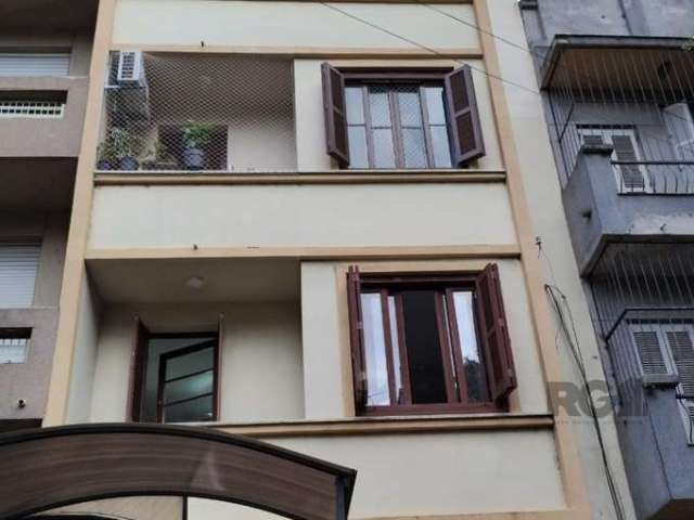 Apto de 2 dorm com 69 m2, na Duque de Caxias, parte alta. Sala dois ambientes, cozinha e área de serviço. Quarto com sacada e janelão de frente. Prédio com terraço e vista para o Guaíba. Baixa taxa co