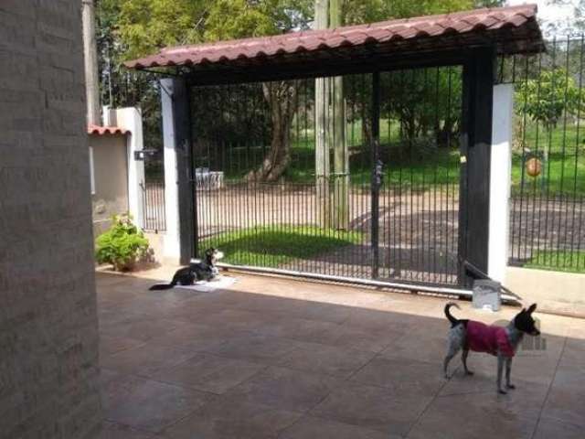 Excelente casa com 4 dormitórios, sendo 2 suítes integradas em um terraço, 1 banheiro social, jardim de inverno, sala de TV com lareira, sala de estar, sala de jantar, ampla cozinha com móveis planeja