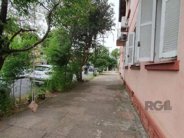 Vendo apartamento térreo, 2 dormitórios, piso, laminado, banheiro, sala, cozinha e área de serviço  &lt;BR&gt;Prédio localizado em rua tranquila e arborizada, próximo da Av. Benjamin Constant e de fác